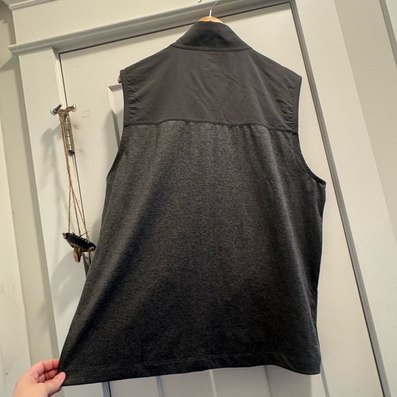 Vuori Men's Charcoal Gray Sunday Element Vest - Picture 6 of 9